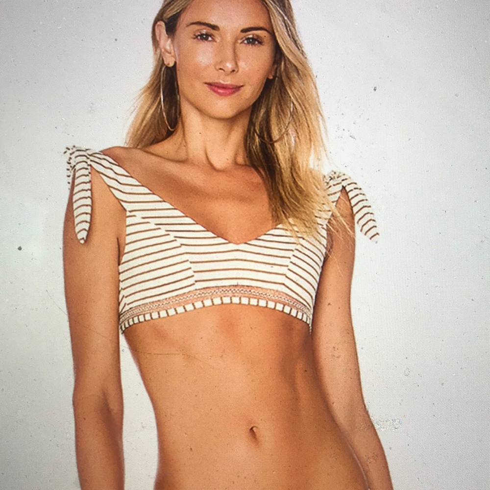 ISO Tularosa Femi Top in a M or L!!